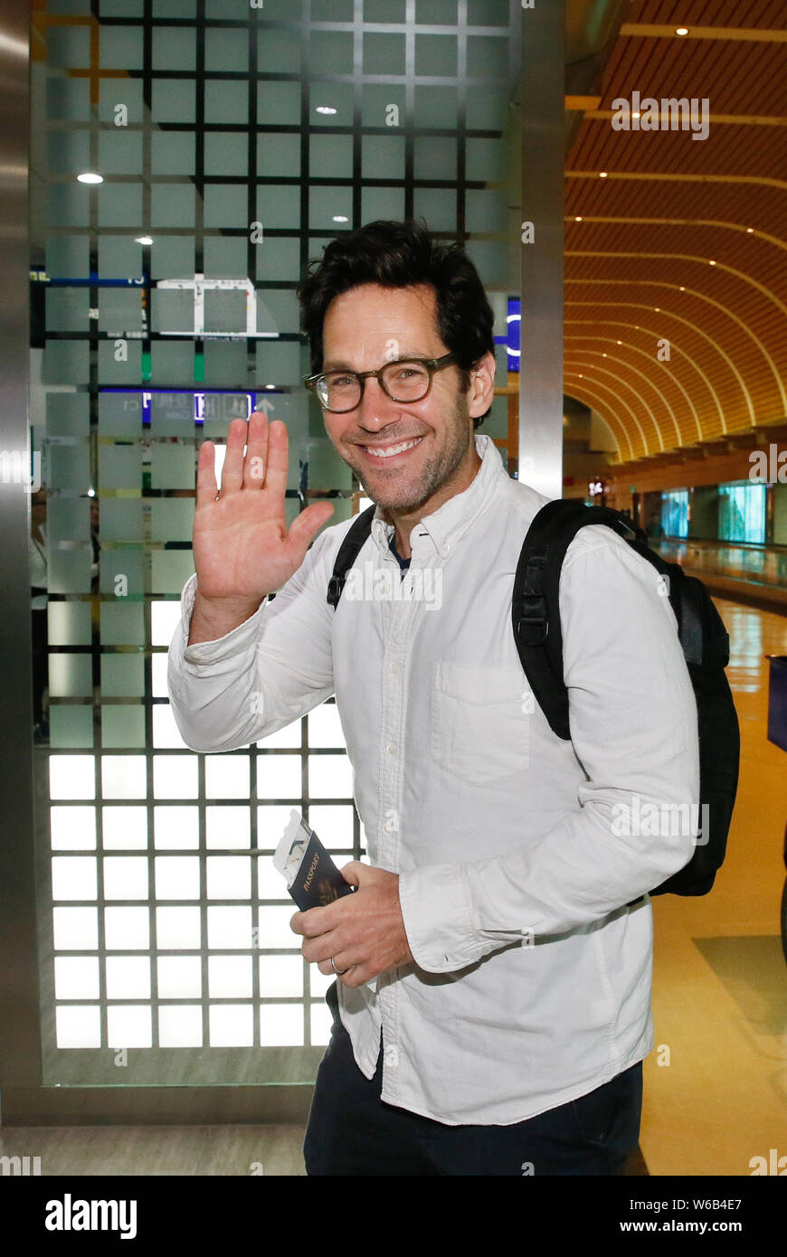 TAIWAN OUT**American actor Paul Rudd waves to fans as he leaves the Taoyuan  International Airport in Taipei, Taiwan, 14 June 2018 Stock Photo - Alamy