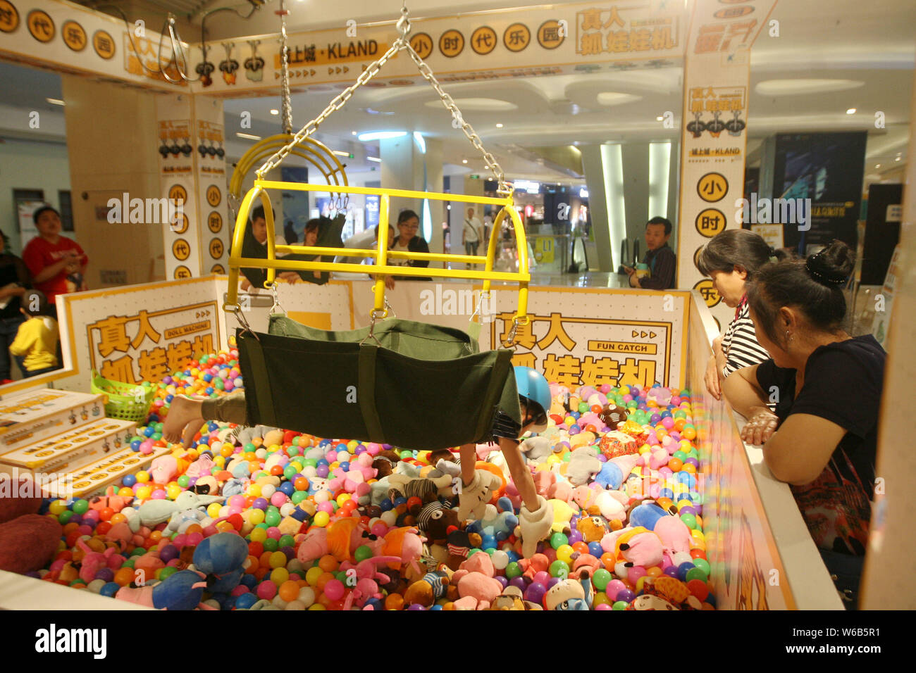 Giant Claw Machine High Resolution Stock Photography and Images - Alamy