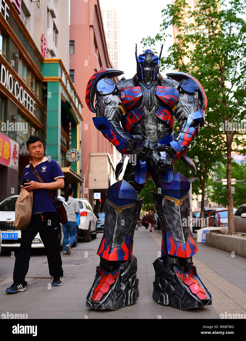 FILE--25-year-old Chinese man Liu Sen tries out a realistic costume of Optimus  Prime from Hollywood movie, Transformers: Age of Extinction, at his w Stock  Photo - Alamy