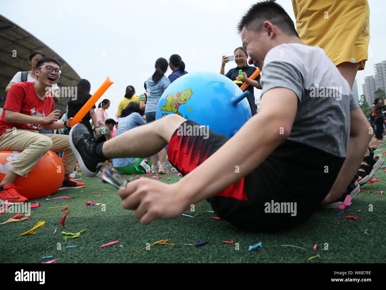 Senior high school students relieve stress by smashing balloons before the 2018 national college entrance examination, also known as Gaokao, at No.1 H Stock Photo