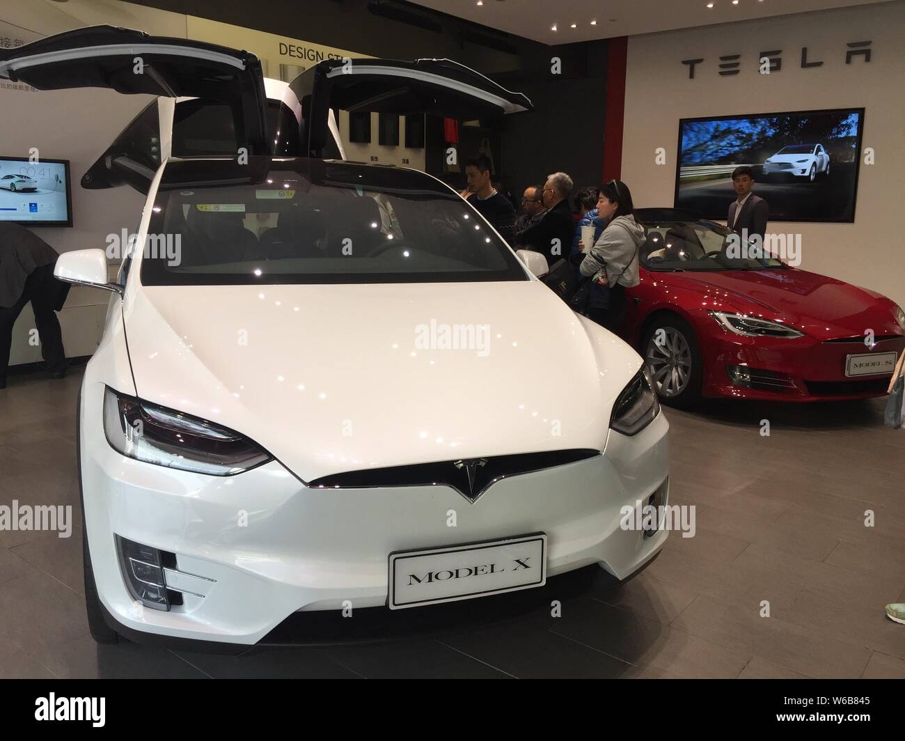 --FILE--A Tesla model X electric car is on display at a dealership store of Tesla in Shanghai, China, 5 April 2017.   U.S. electric vehicle maker Tesl Stock Photo