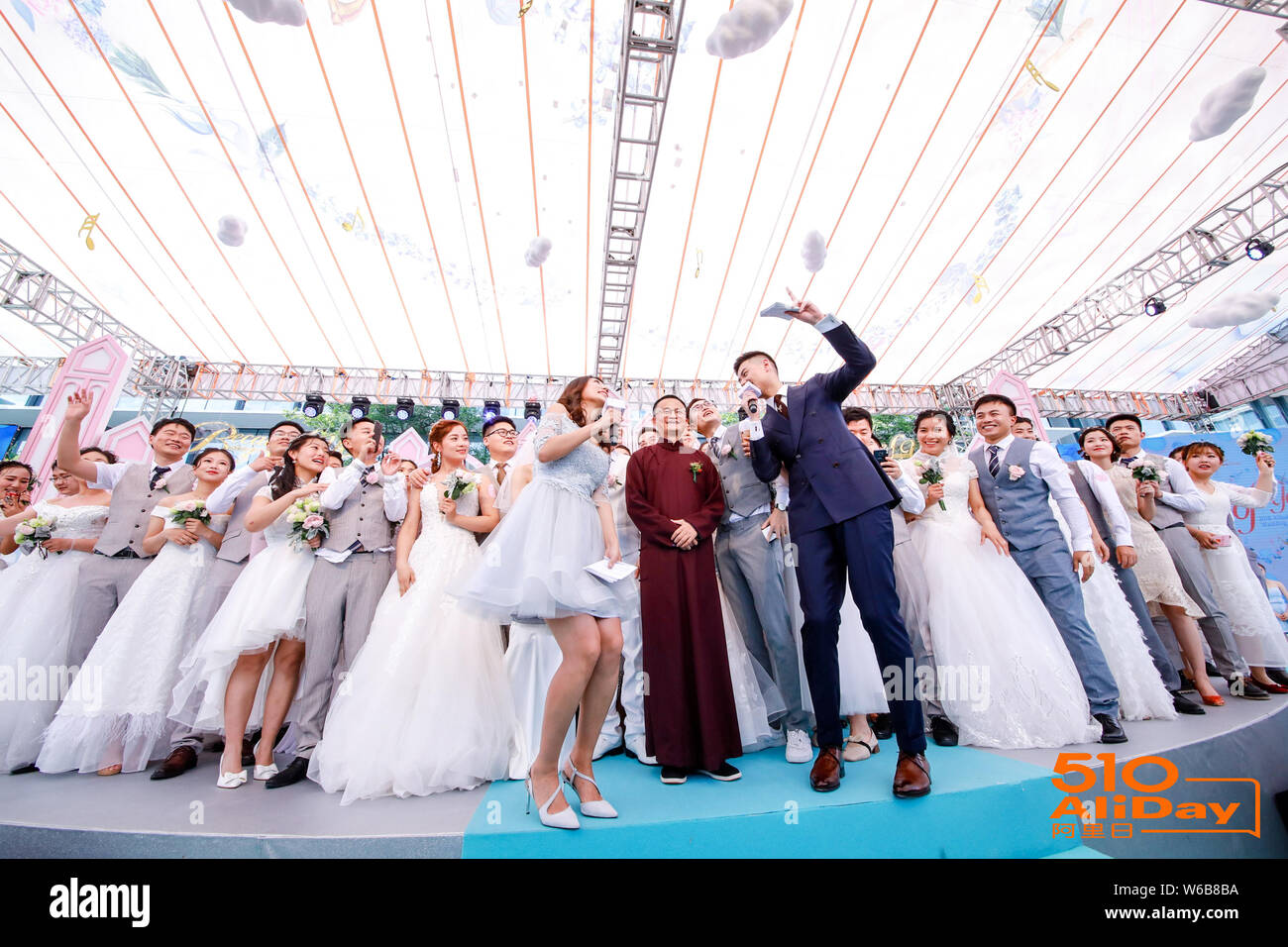 Jack Ma or Ma Yun, Chairman of Chinese e-commerce giant Alibaba Group, and  couples of newly-weds take part in a group wedding ceremony at the headquar  Stock Photo - Alamy