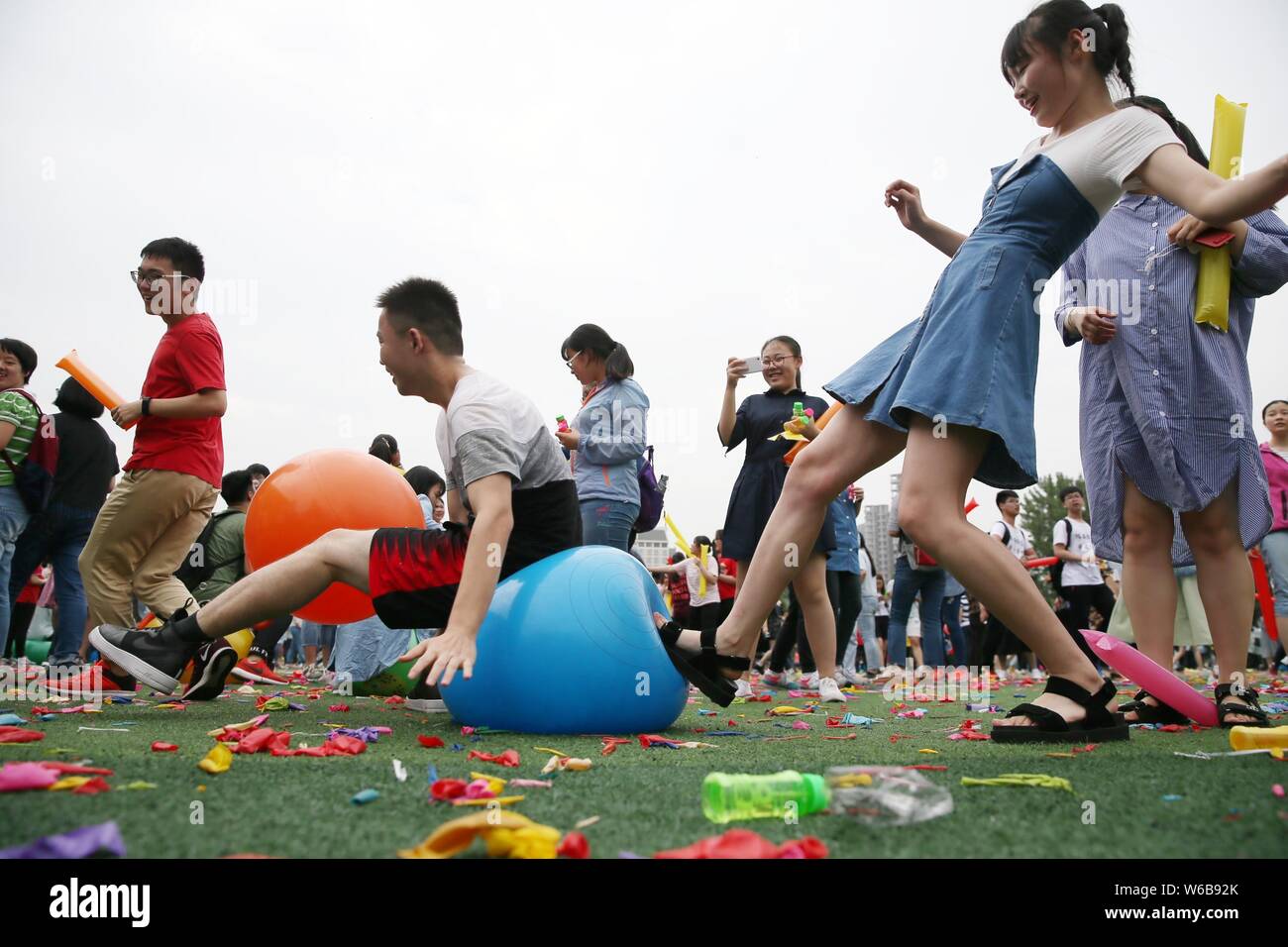 Senior high school students relieve stress by smashing balloons before the 2018 national college entrance examination, also known as Gaokao, at No.1 H Stock Photo