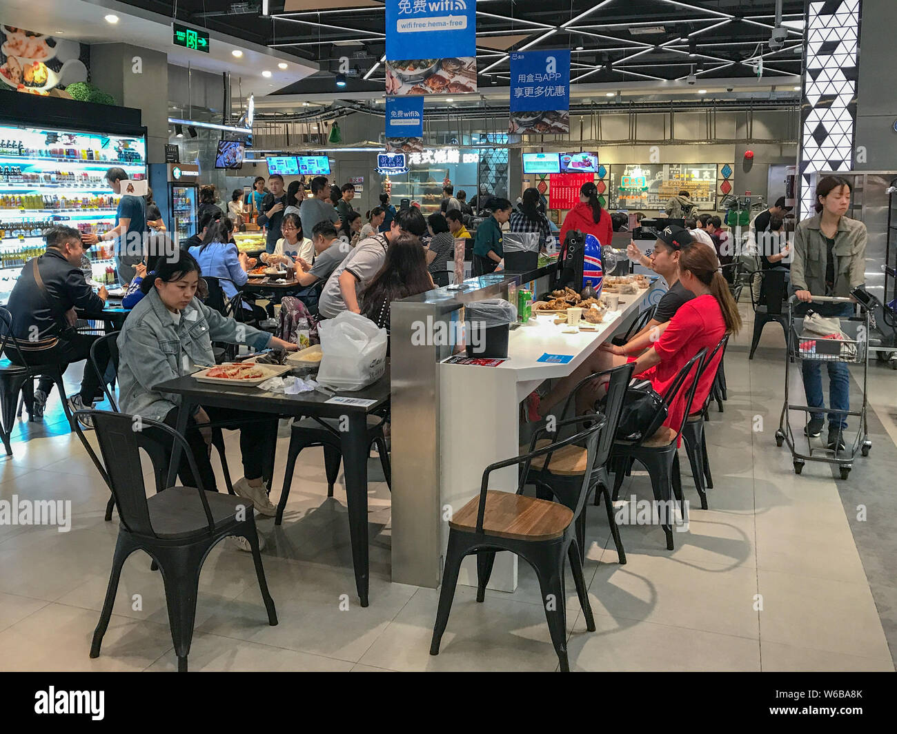 Beukende Van streek Poort Customers shop at the fresh food e-commerce experience store Hemaxiansheng  or Hema Fresh of Alibaba Group in Shanghai, China, 6 May 2018. People Stock  Photo - Alamy