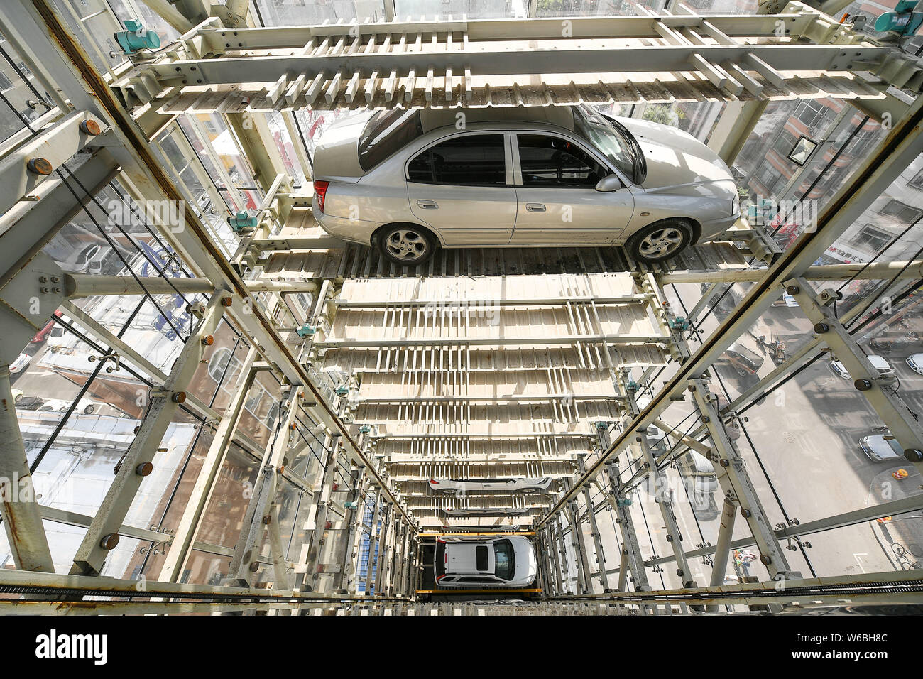 Cars are parked in a 26-storey parking garage with automated parking system  (APS) in Taiyuan city, north China's Shanxi province, 29 May 2018. A 26  Stock Photo - Alamy