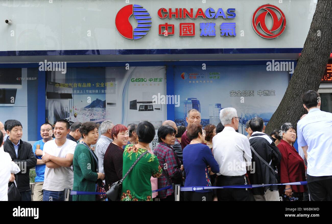 Queue Inchina China hubei shiyan gas hi-res stock photography and images - Alamy