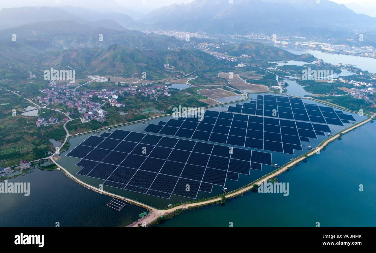 Какая электростанция самая крупная. Китай плавучая Солнечная станция. Солнечная электростанция в провинции цинхай, Китай. Солнечные панели на горе Тайхан. Солнечная электростанция Datong, Китай.