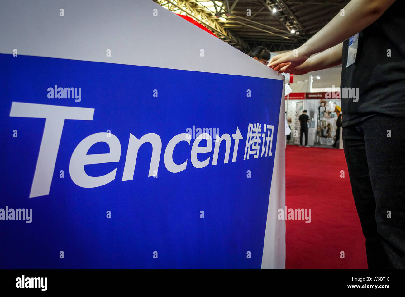 --FILE--People visit the stand of Tencent during the ITB China 2018 in Shanghai, China, 16 May 2018.   Tencent Cloud President Qiu Yuepeng announced W Stock Photo