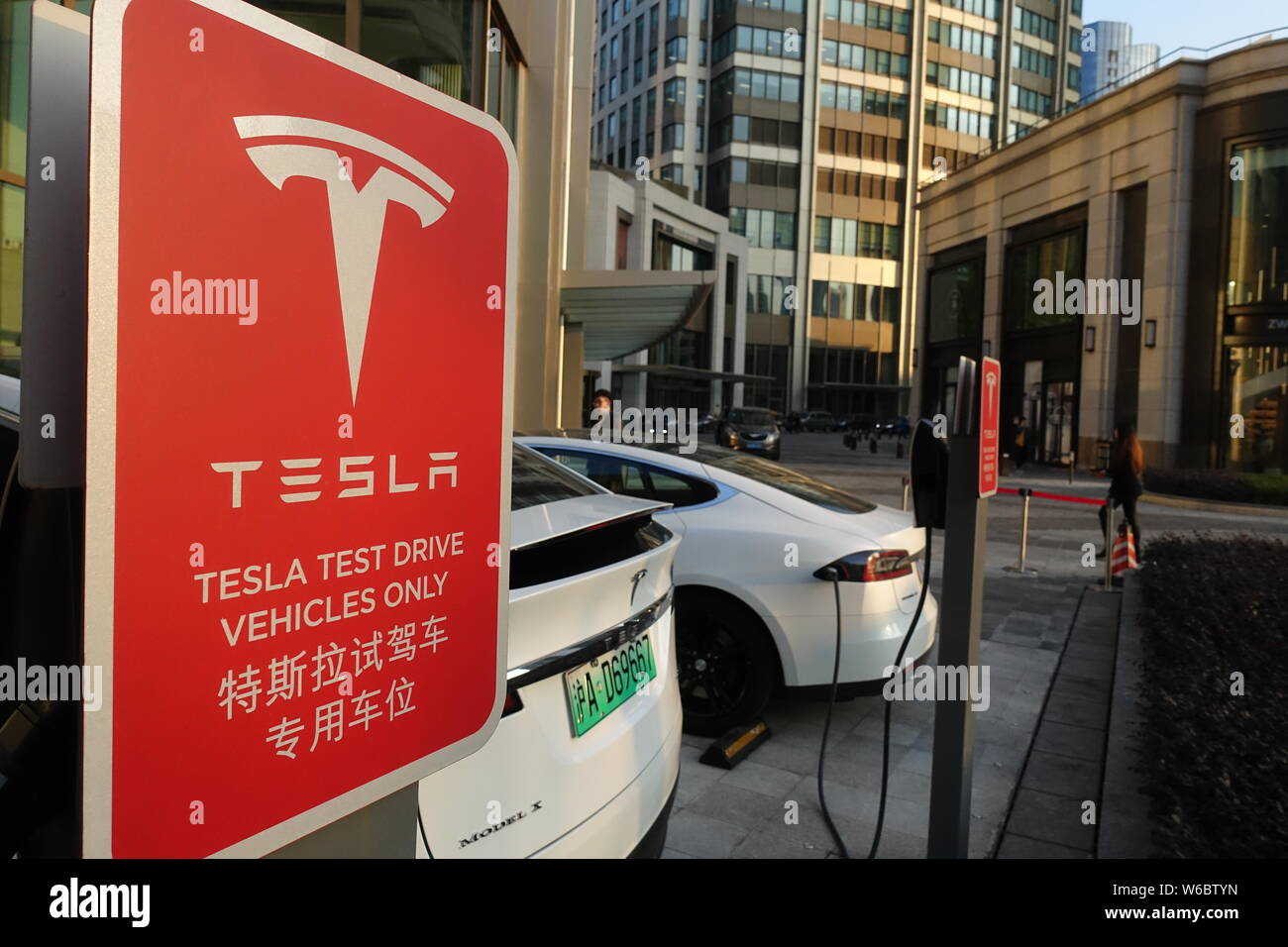--FILE--Electric cars are being charged at a Tesla's charging station in Shanghai, China, 16 January 2018.    U.S. electric vehicle maker Tesla has se Stock Photo