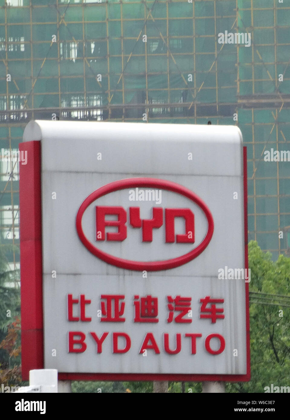 --FILE--View of a signboard of BYD Auto in Yichang city, central China's Hubei province, 29 August 2016.     China's leading electric vehicle manufact Stock Photo