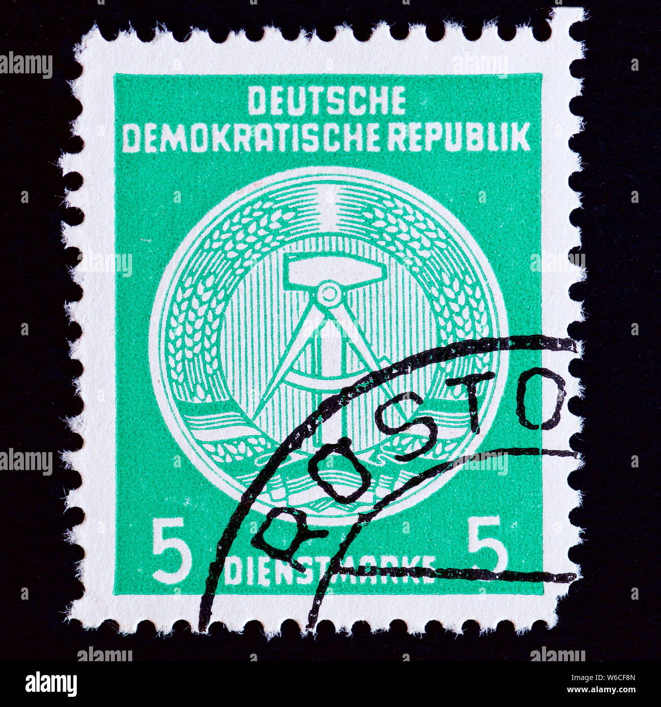 2685  外国切手 エストニア 1990年代 建物 シリーズ 7種 未使用 East german stamp hi-res stock photography and images - Page