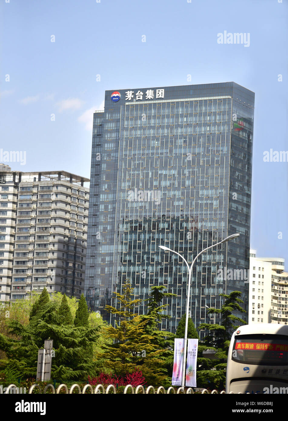 贵州茅台(600519)成为热门股分析：市值管理典范与行业挑战下的表现