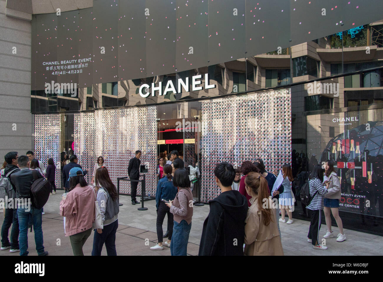 Customers queue up to get the makeup from Chanel Beauty Event in front of  the gate of K11 shopping mall in Shanghai, China, 17 April 2018. Chanel Be  Stock Photo - Alamy