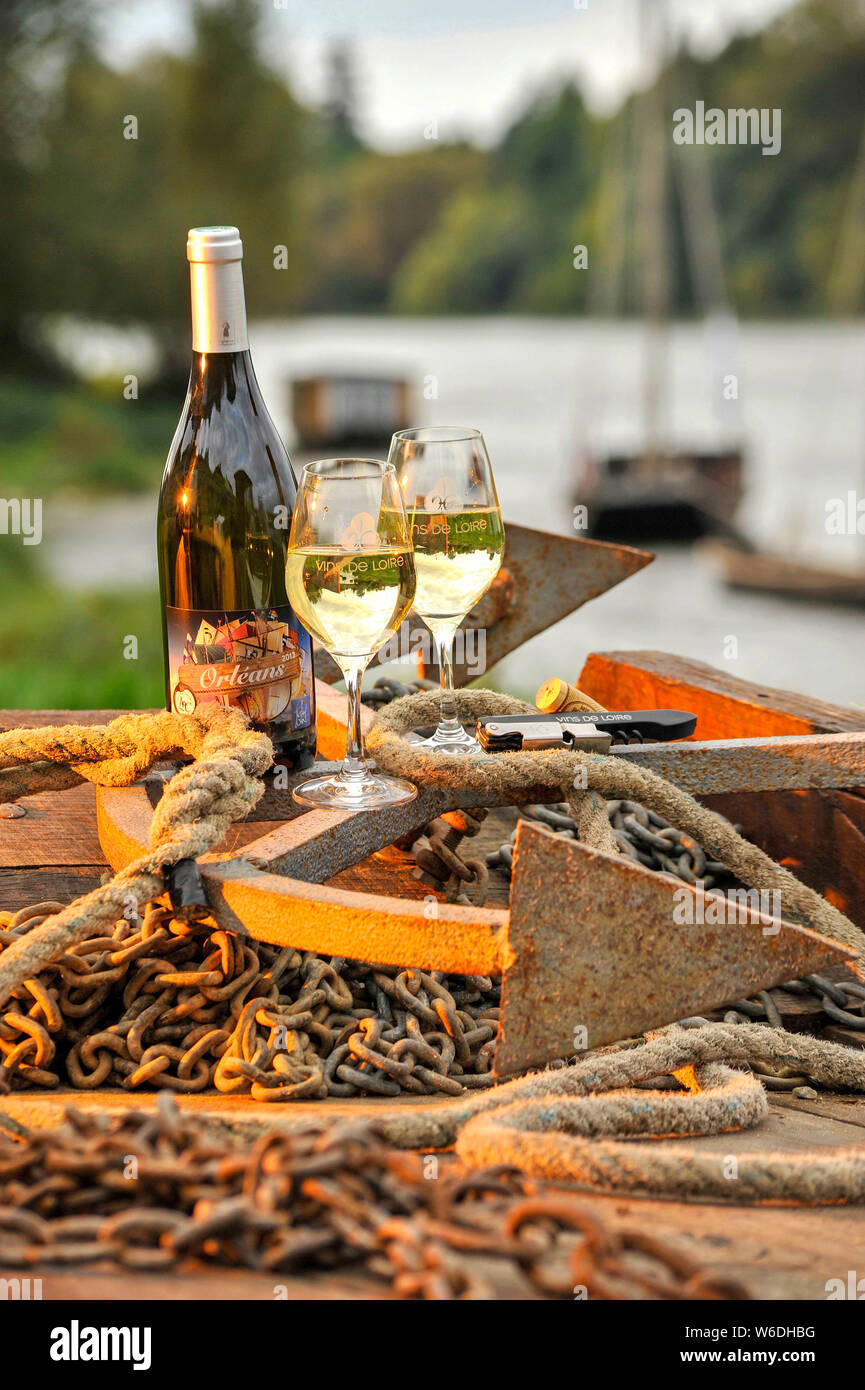Wine tasting: glasses and bottle of white wine from the Loire Valley on a  boat, on the River Loire. NOTICE: Authorization for any editorial use  respec Stock Photo - Alamy