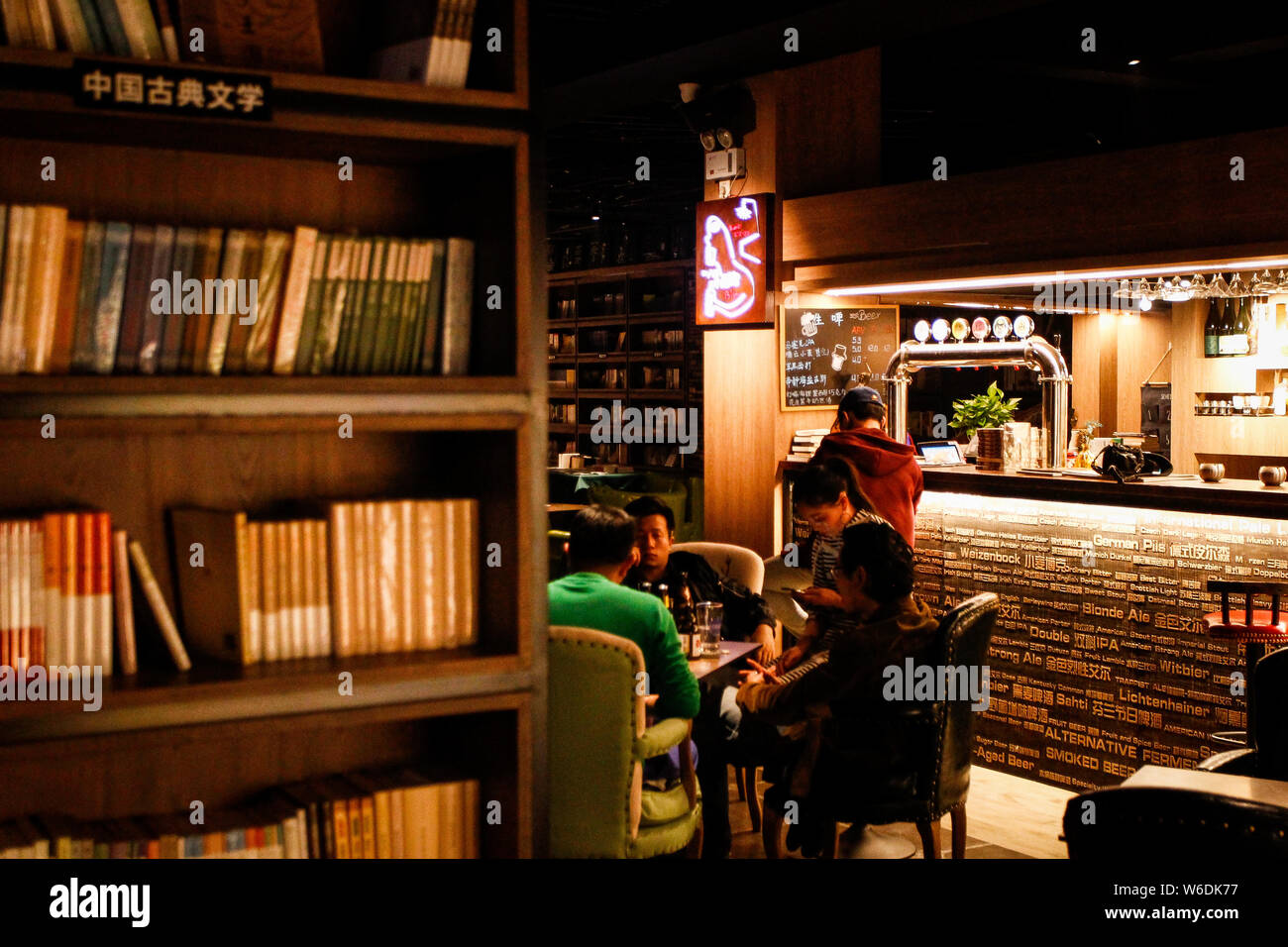 Page 16 Capsule Hotel Hotel High Resolution Stock Photography And Images Alamy