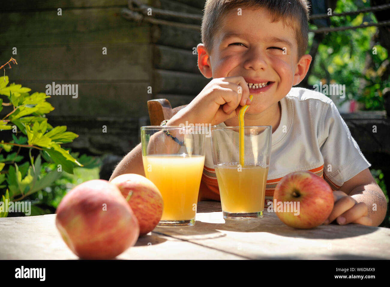 Kids fruit drink hires stock photography and images Alamy