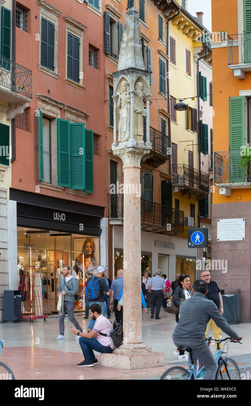 Visitors strolling on Verona's prestigious shopping street, Via Giuseppe Mazzini. Stock Photo