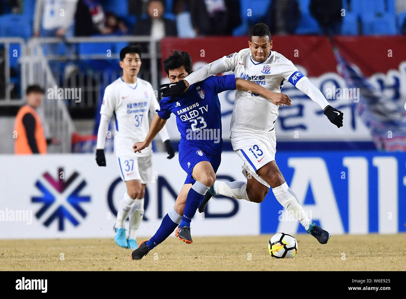 Colombian football player Fredy Guarin, right, of China's Shanghai Greenland Shenhua FC challenges Lee Ki-je of South Korea's Suwon Samsung BlueWings Stock Photo