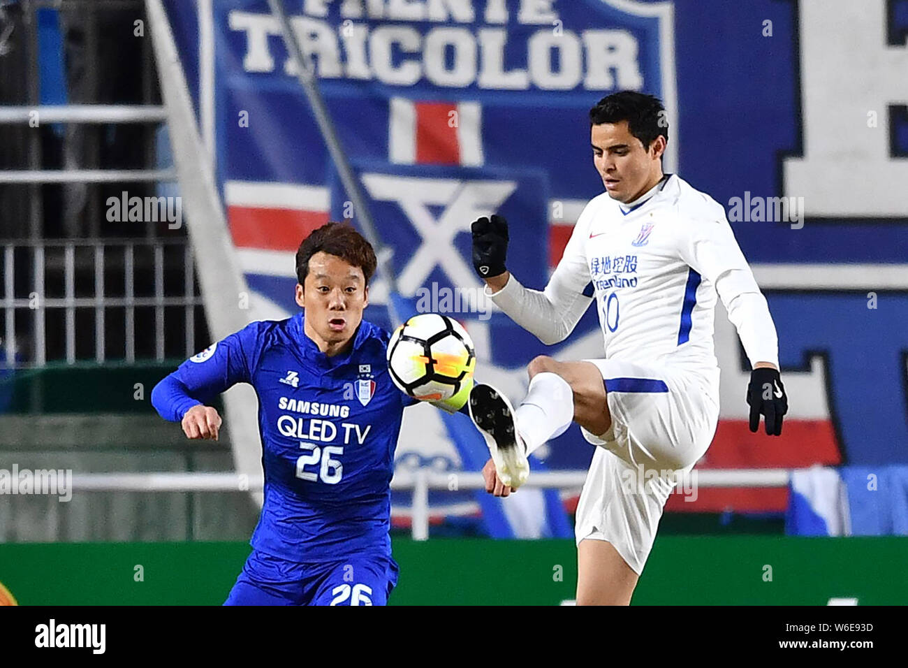 Colombian football player Giovanni Moreno, right, of China's Shanghai Greenland Shenhua FC challenges Yeom Ki-hun of South Korea's Suwon Samsung BlueW Stock Photo