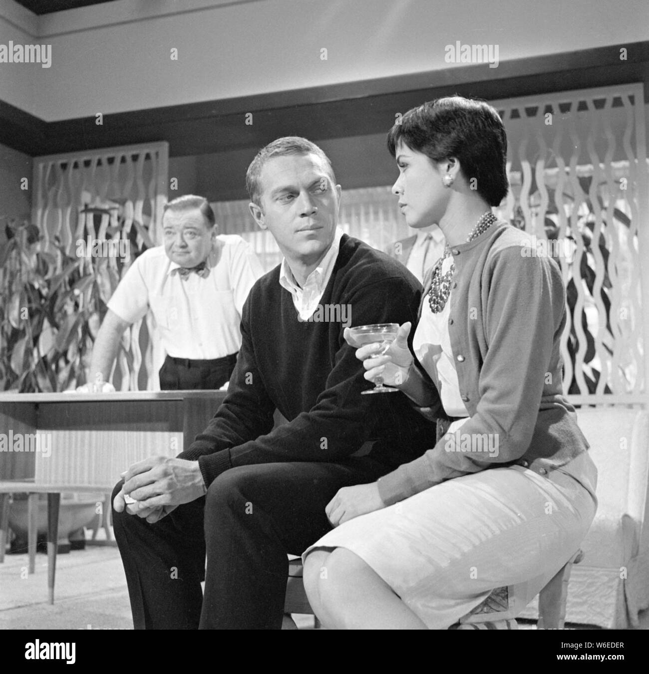 PETER LORRE , STEVE MCQUEEN and NEILE ADAMS in ALFRED HITCHCOCK PRESENTS (1955), directed by ALFRED HITCHCOCK. Credit: SHAMLEY PRODUCTIONS / Album Stock Photo