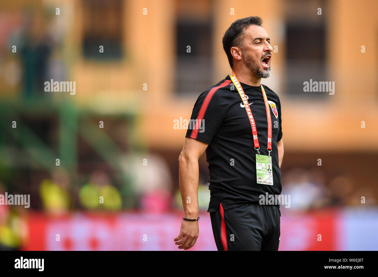 Head coach Vitor Pereira of Shanghai SIPG shouts instructions to his  players as they compete against Guangzhou R&F in their 3rd round match of  the Chi Stock Photo - Alamy