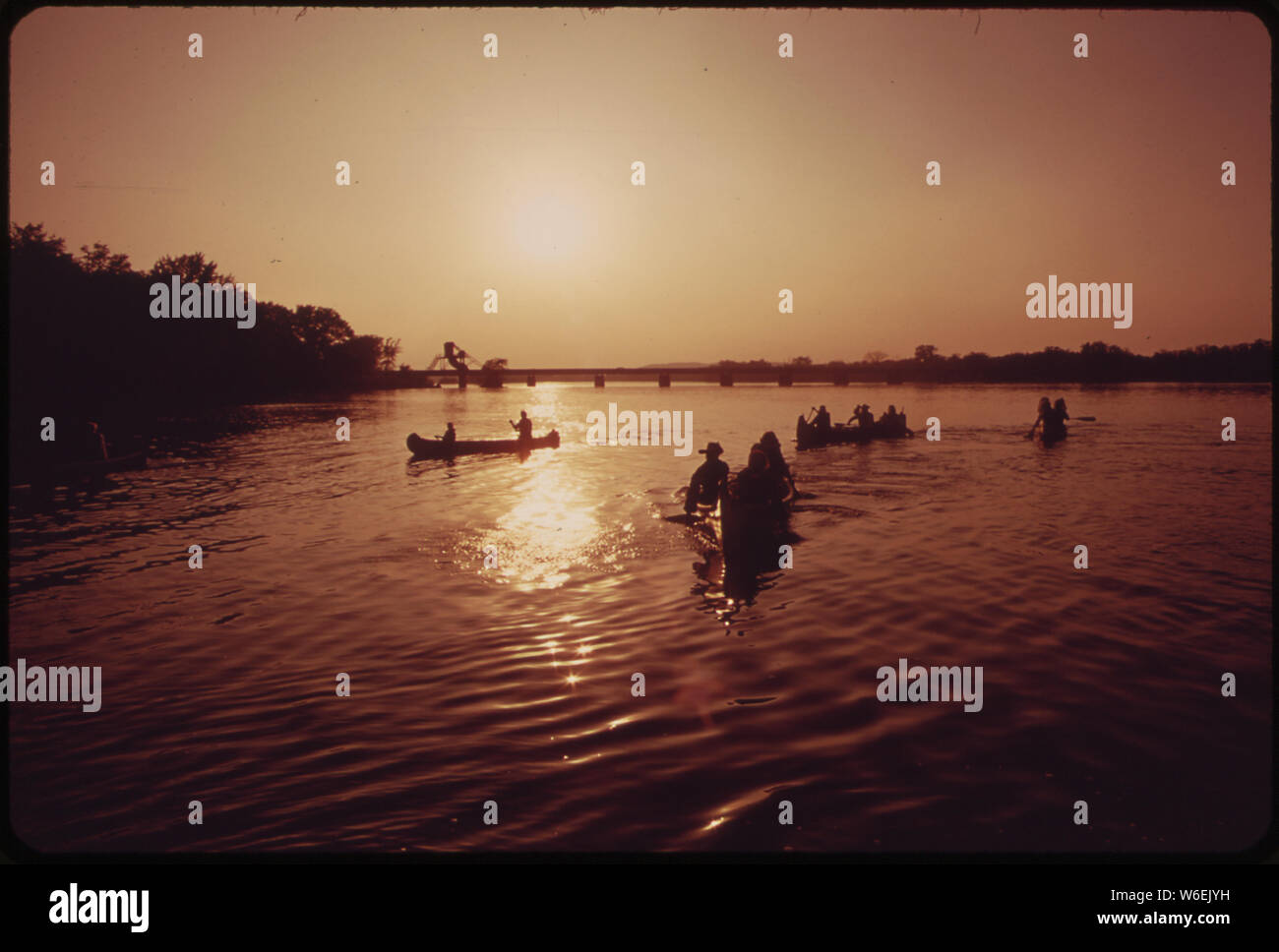 A 1973 REPLAY OF THE MARQUETTE-JOLIET TRIP, THREE HUNDRED YEARS LATER, REACHES MUSCODA ON THE WISCONSIN RIVER. RESIDENTS ESCORT THE TWO OLDTIME CANOES AND THEIR COSTUMED CREWS TO A NEARBY CAMPSITE, AND SUPPLY THEM WITH FRESH FRUIT AND BREAD. THE VOYAGERS AVERAGED 35 MILES A DAY; TOOK 129 DAYS FOR THE 3000 MILE TRIP Stock Photo