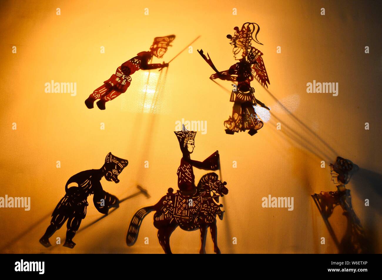 60-year-old Chinese folk artist Chen Shouke performs shadow play or shadow puppetry, also known as shadow puppet, in Tai'erzhuang district, Zaozhuang Stock Photo