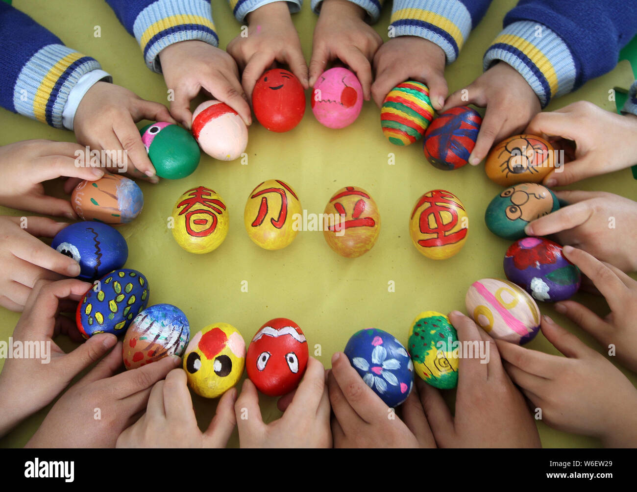 Children show eggs painted with Chinese characters and colors to mark the day of 'Chunfen' (Spring Equinox or Vernal Equinox) at a kindergarten in Han Stock Photo