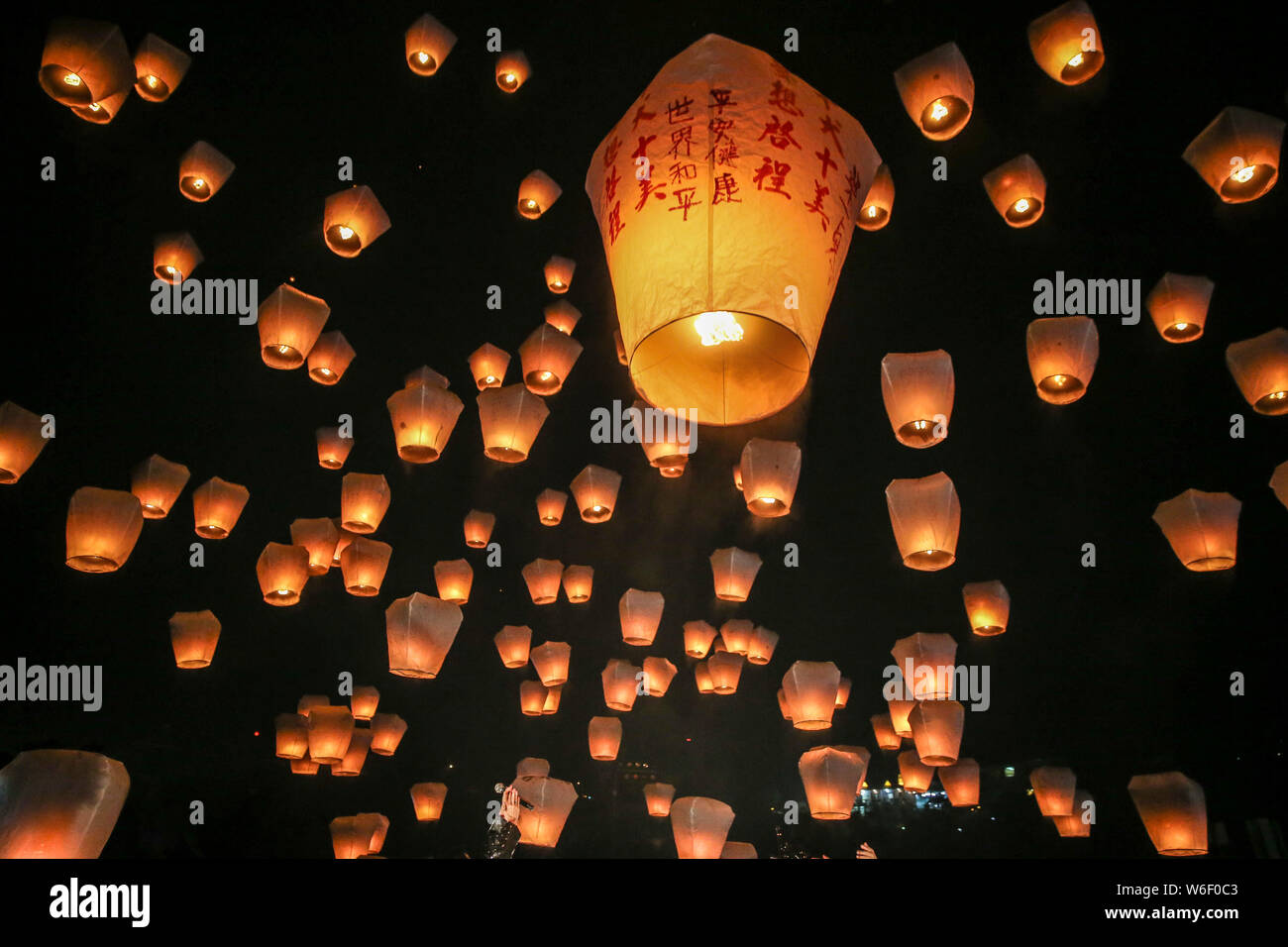 TAIWAN OUT**Taiwanese and foreign tourists release lanterns into the sky in  hopes of good fortune and prosperity during the annual Pingxi Sky Lanter  Stock Photo - Alamy