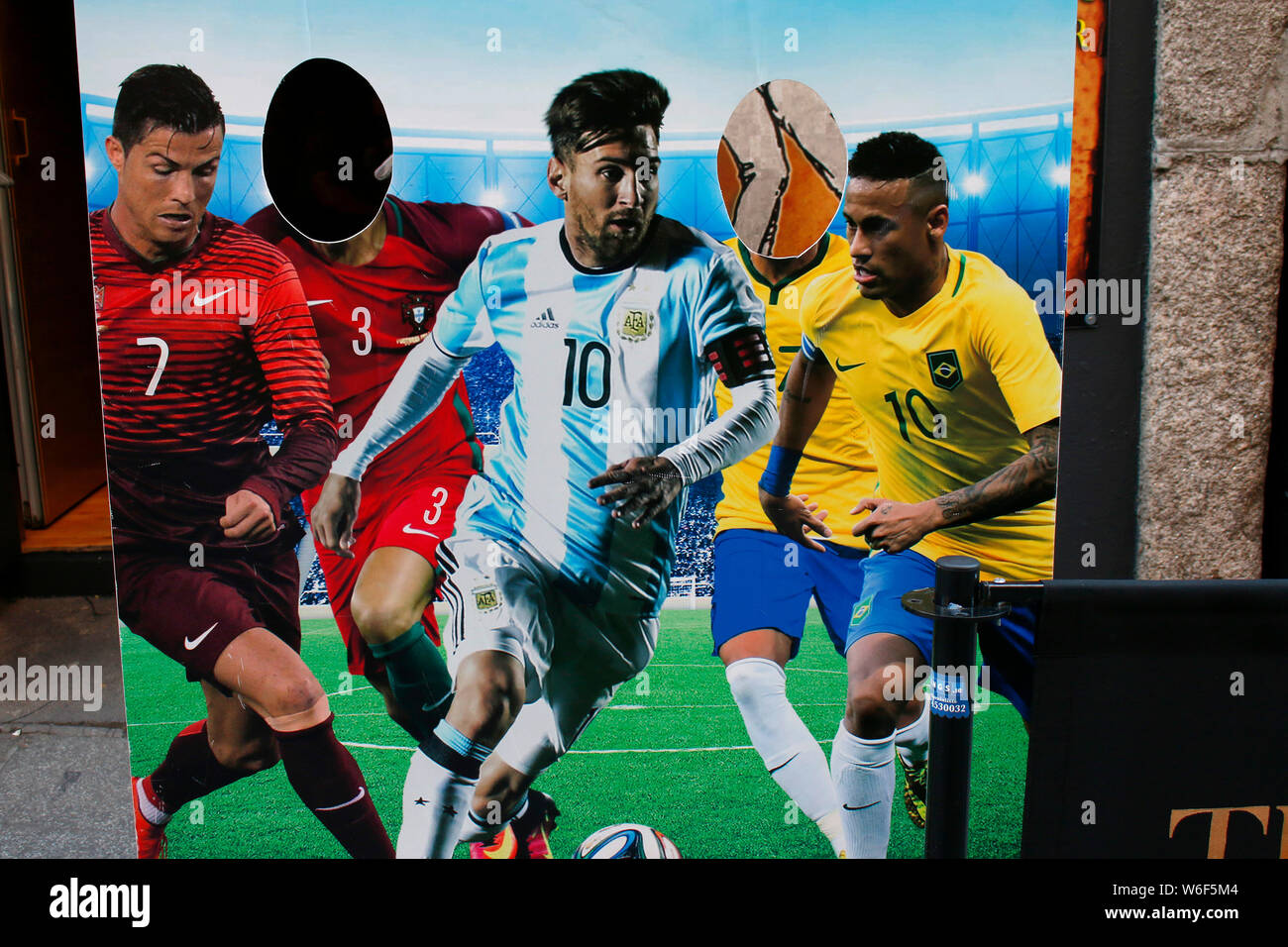 Fussballstars: Ronaldo, Messi, Neymar: Graffity, Dublin, Irland/ Ireland  (nur fuer redaktionelle Verwendung. Keine Werbung. Referenzdatenbank: http:/ Stock Photo