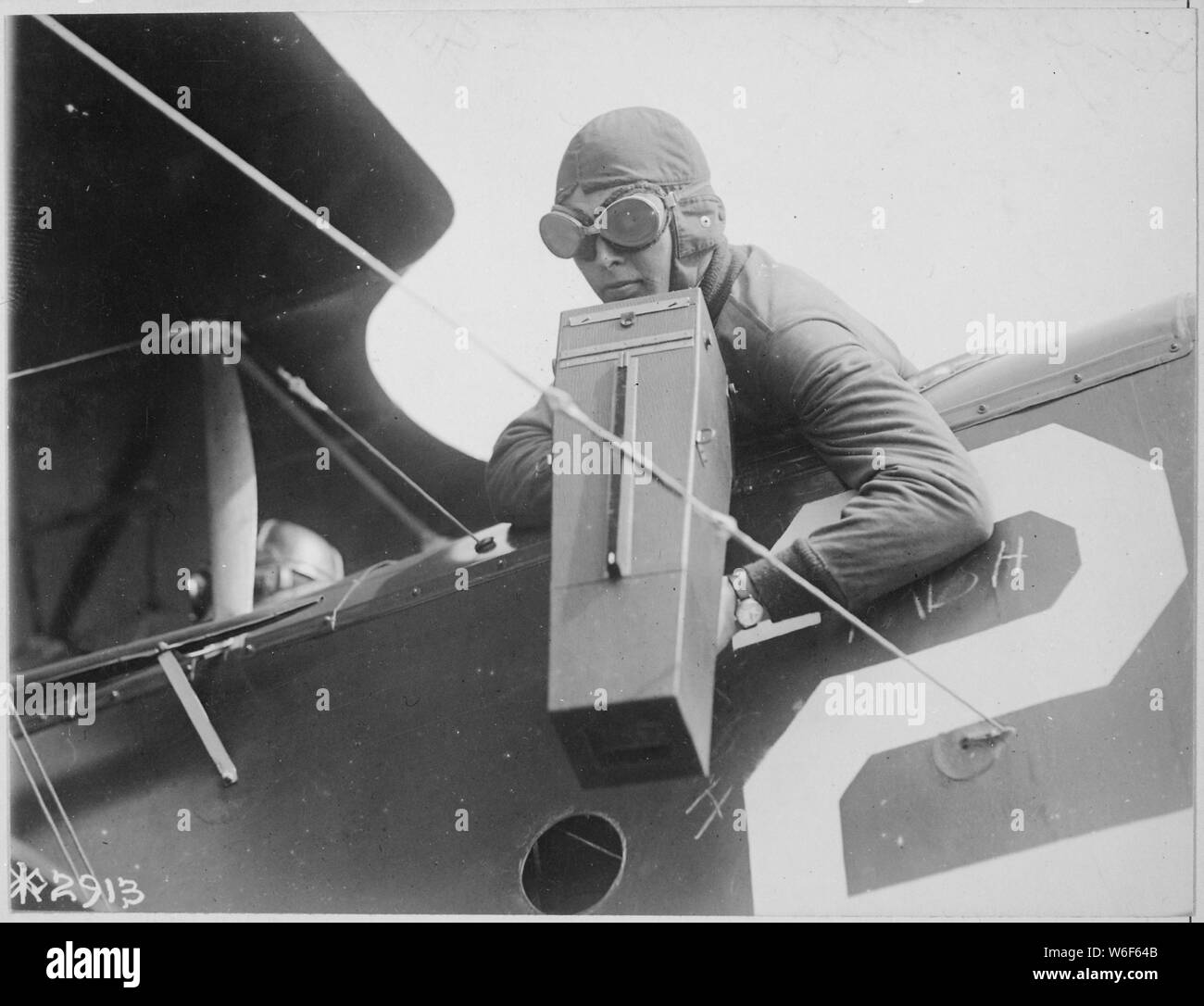 Aeroplane Graflex camera in action. circa 1917-18, ca. 1917 - ca. 1918 ...