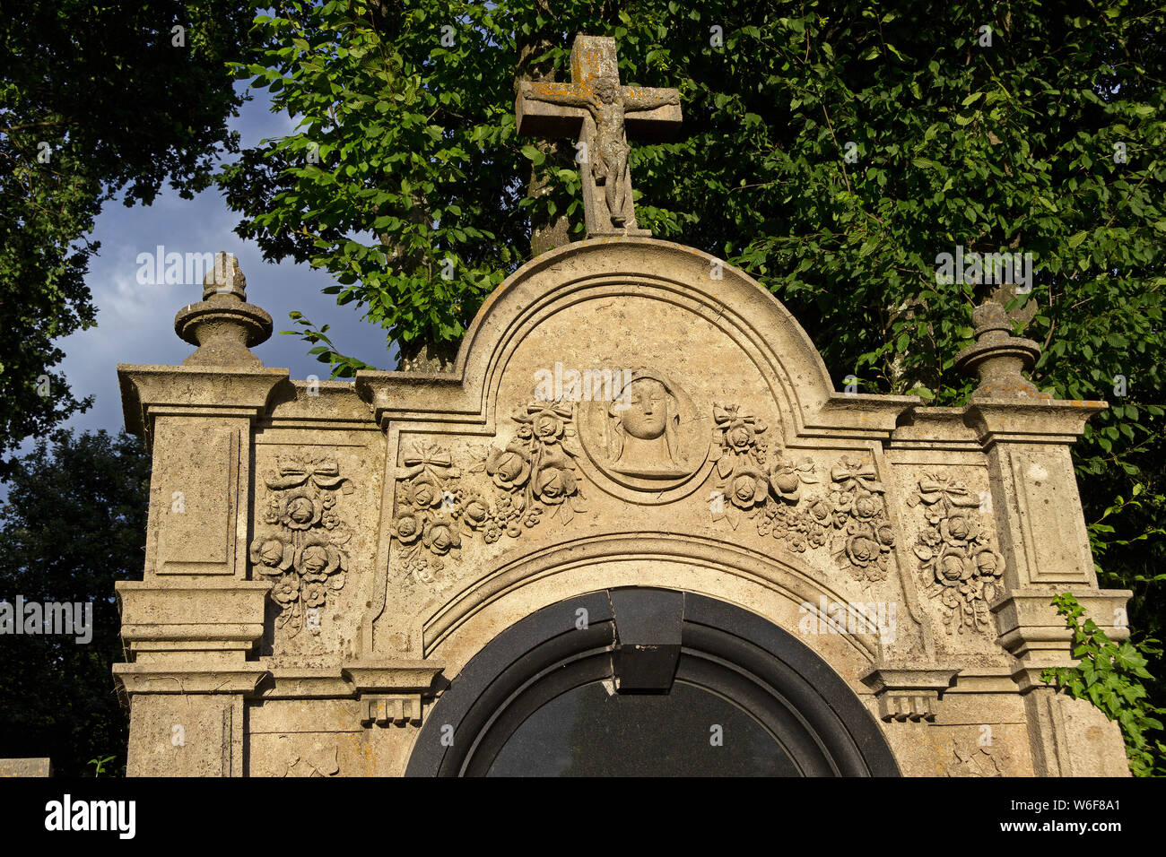 graveyard of the Town Parish Church of the Assumption of Mary, Deggendorf, Bavarian Forest, Lower Bavaria, Germany Stock Photo