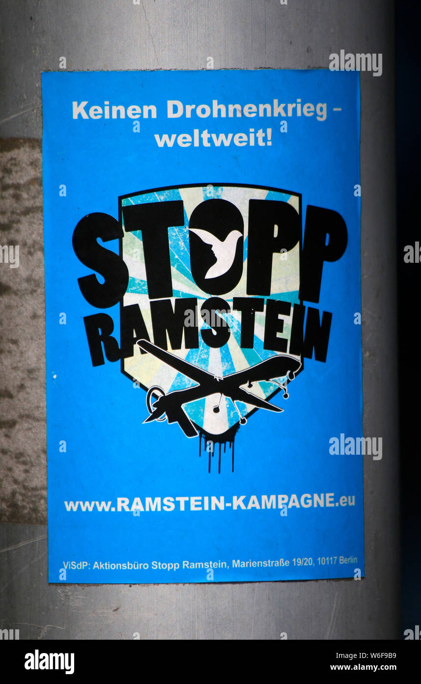 Aufkleber mit politischem Slogan: 'Stopp Ramstein - keinen Drohnenkrieg weltweit!' , Hamburg (nur fuer redaktionelle Verwendung. Keine Werbung. Refere Stock Photo