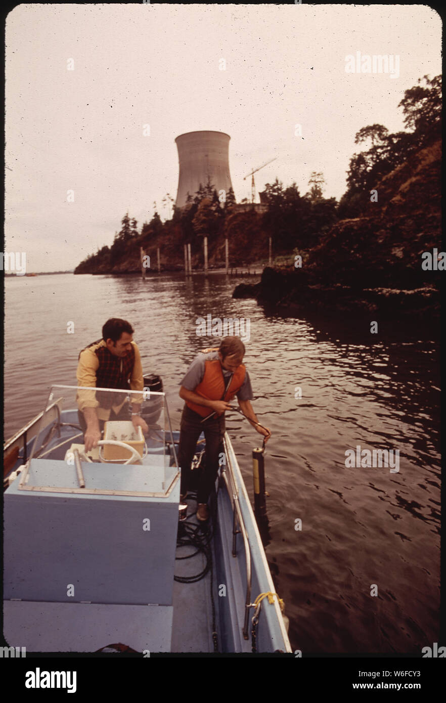 BOB MCCONNELL AND LARRY DAVIS OF U.S. MARINE FISHERIES RECORD FISH LIFE AND WATER SAMPLES IN THE COLUMBIA RIVER PRIOR TO INSTALLATION OF TROJAN NUCLEAR PLANT Stock Photo