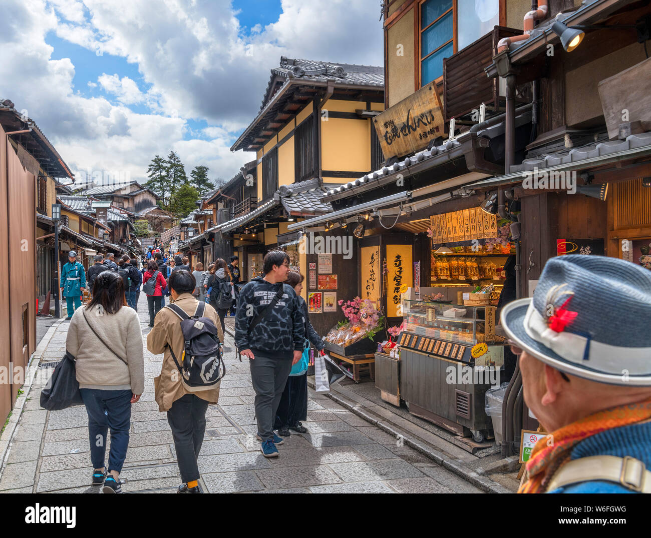 Traditional Japanese buildings on Ninen-zaka, a street in the Southern Higashiyama district of Kyoto, Japan Stock Photo
