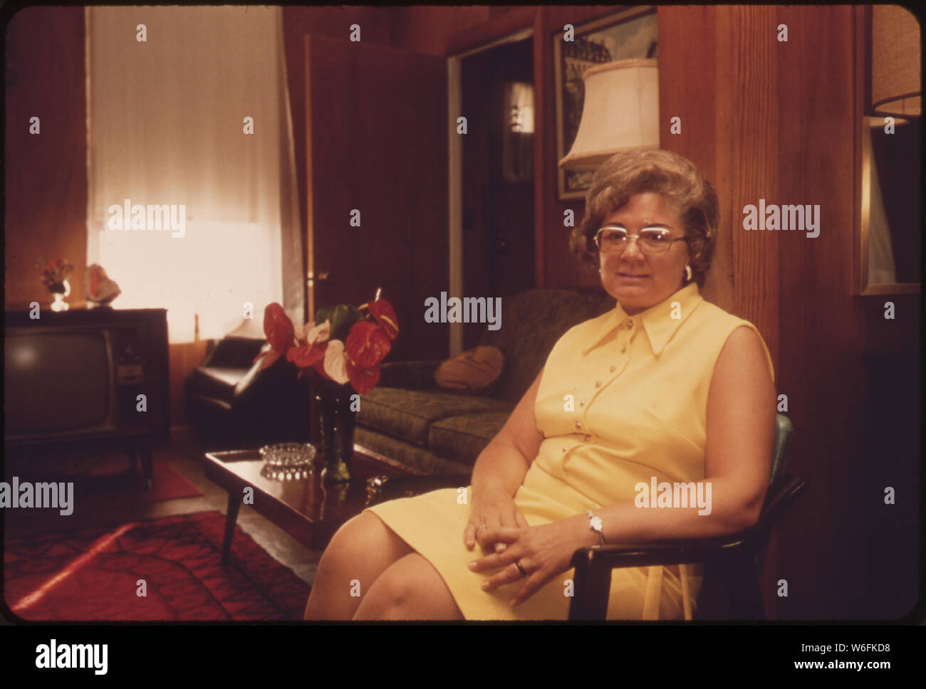 CAROLYN BROBREK IN LIVING ROOM OF HER HOME AT 99 COWPER STREET WHERE, IN OCTOBER 1969, SHE FELT HER EARS POP WHEN A JET TOOK OFF. IT WAS DISCOVERED THAT A BONE IN THE INNER EAR HAD BROKEN CORRECTIVE WORK WAS DONE BUT SHE STILL HAS A 15-20 HEARING LOSS IN HER RIGHT EAR Stock Photo