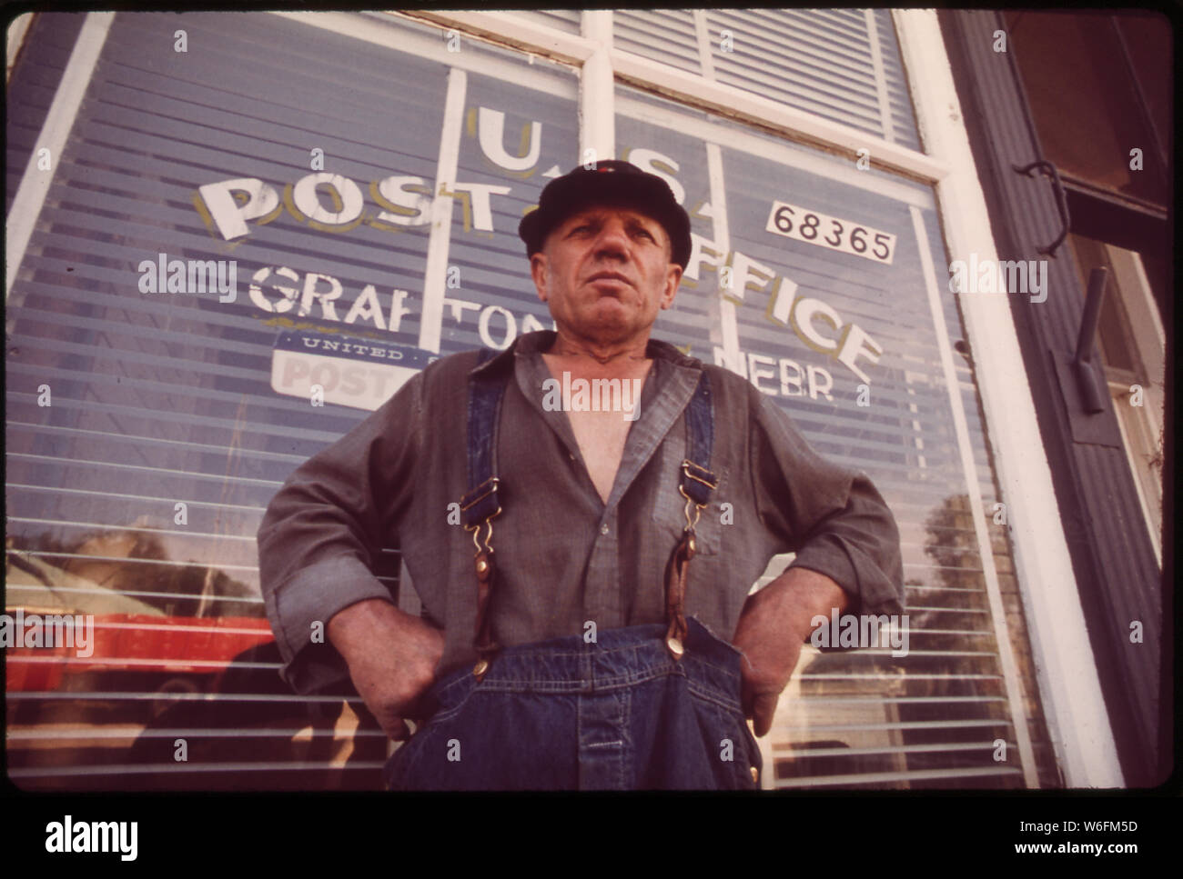CHARLIE GROSS OUTSIDE GRAFTON POST OFFICE. A FORMER FARMER TRUCK DRIVER, BOXER, DOG RAISER AND SALESMAN, HE HAS LIVED IN NEBRASKA MORE THAN HALF HIS LIFE Stock Photo