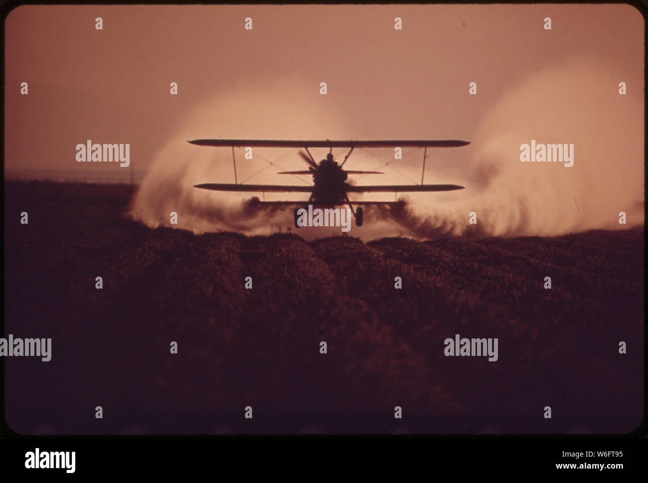 CROP DUSTER IN THE IMPERIAL VALLEY Stock Photo Alamy
