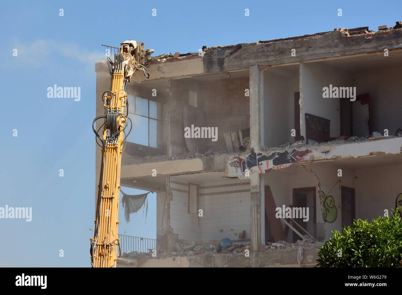 Gran máquina demoliendo un viejo edificio de apartamentos Stock Photo