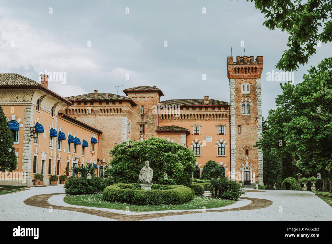 Castello di Spessa Golf and Country Club with circular driveway and garden;  Spessa, Province of Pavia, Lombardy, Italy Stock Photo - Alamy