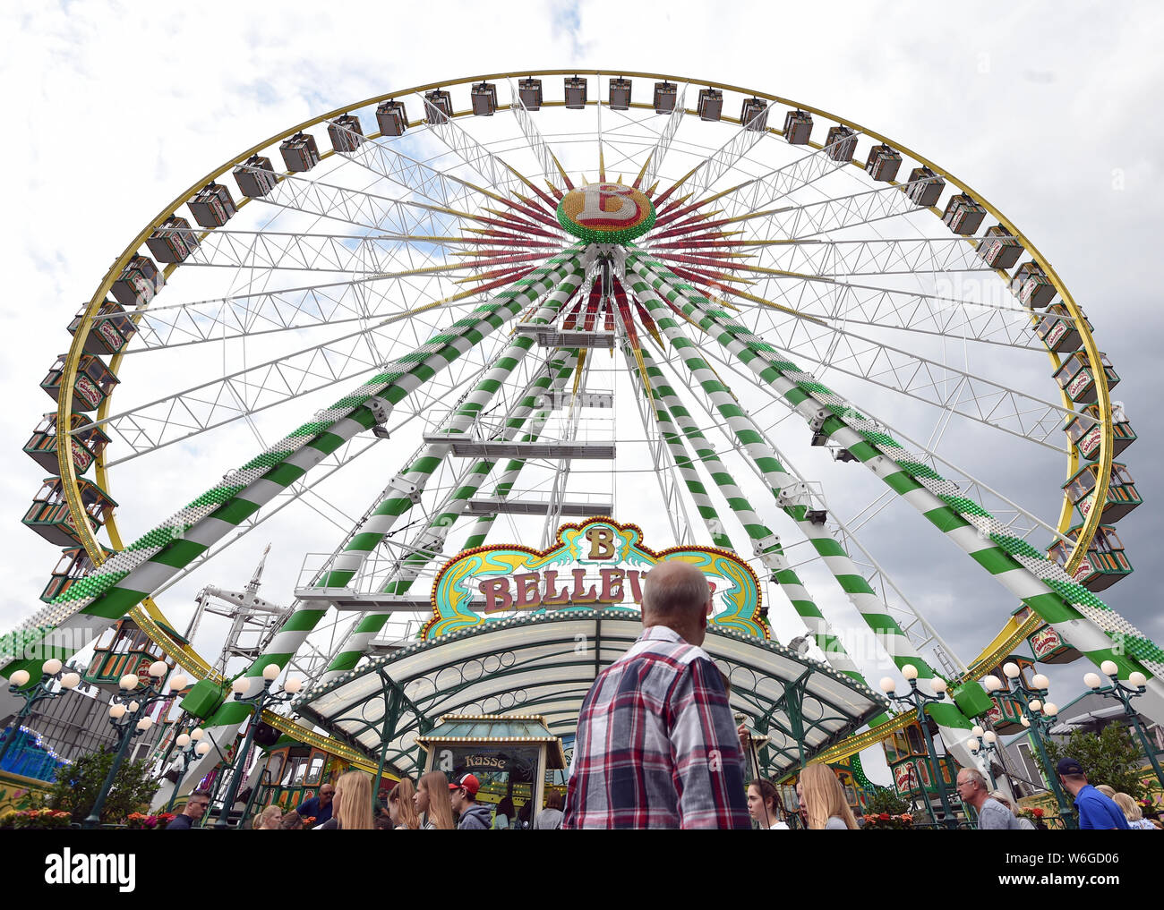 Herne, Germany. 01st Aug, 2019. A man looks up at the Ferris wheel at the Cranger fair. Today the 535 Cranger Kirmes was opened and runs until 11 August. Credit: Caroline Seidel/dpa/Alamy Live News Stock Photo