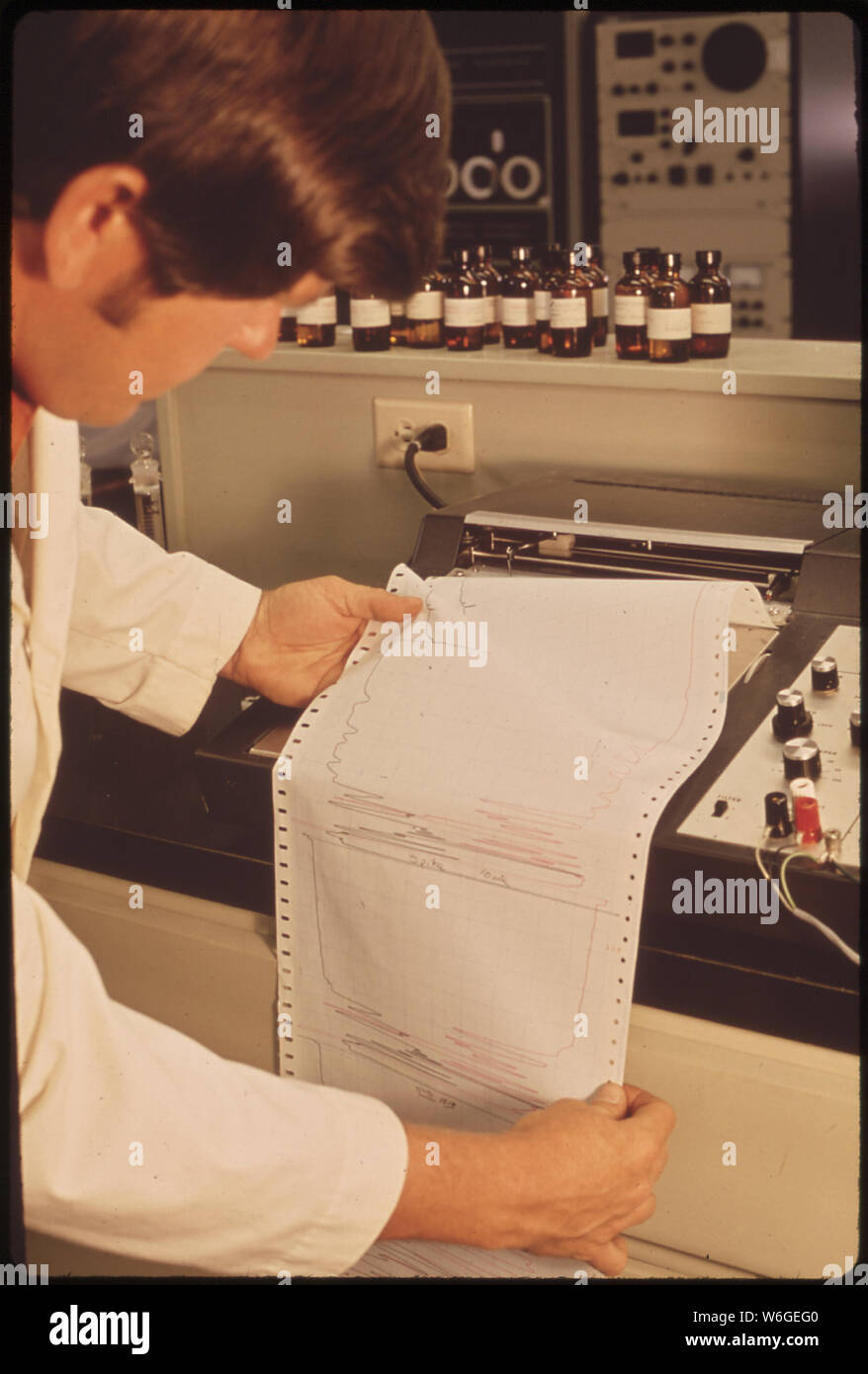 EPA GULF BREEZE LABORATORY CHEMISTRY LAB. A CHEMIST READS A RECORDING