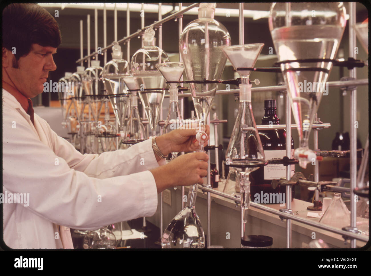 EPA GULF BREEZE LABORATORY CHEMISTRY LAB. THE CHEMIST IS TESTING WATER