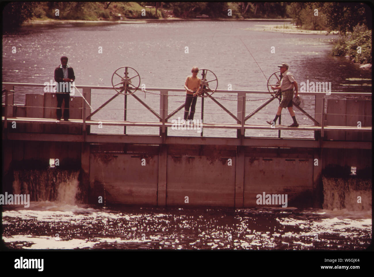 FISHING FROM LOCKS ON THE FOX RIVER NEAR MONTELLO. THE VARIOUS FOX RIVER LOCKS ARE NO LONGER OPERATED FOR COMMERCIAL TRANSPORT THEY ARE USED ONLY TO PERMIT SMALL BOAT TRAFFIC BETWEEN GREEN BAY AND LAKE WINNEBAGO Stock Photo