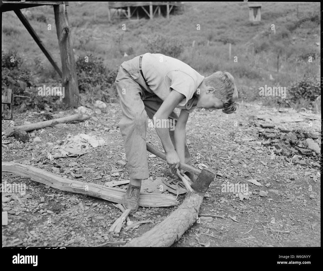 Franklin D. Sergent chopping kindling. P V & K Coal Company, Clover Gap Mine, Lejunior, Harlan County, Kentucky. Stock Photo