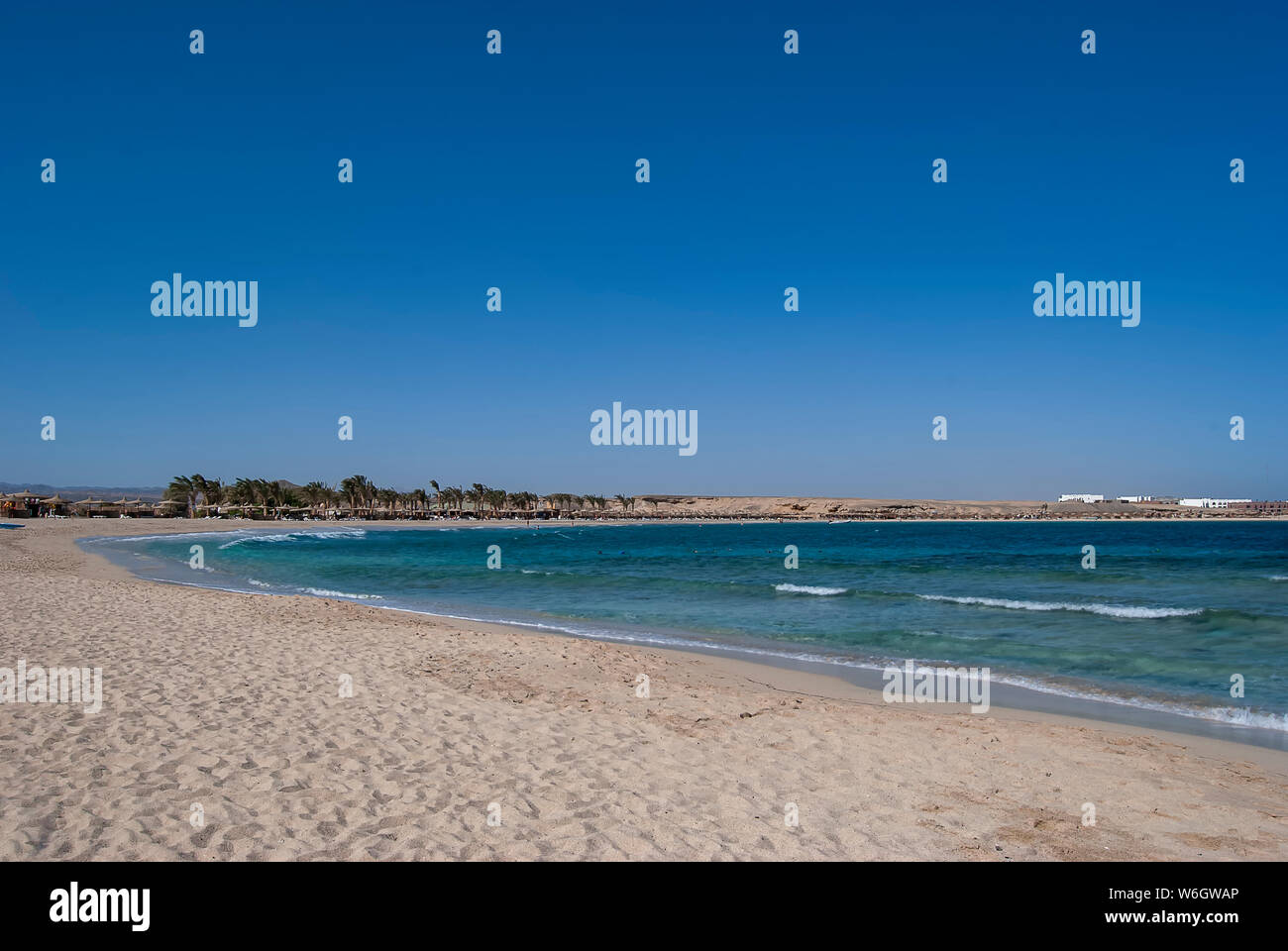 The sandy beach of Marsa Abu Dabab bay in Egypt Stock Photo - Alamy