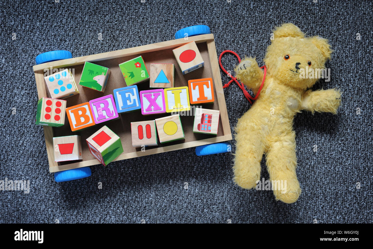 CHILDS TEDDY BEAR AND PULL ALONG TOY WITH LETTER BLOCKS SPELLING 'BREXIT' RE BREXIT THE EUROPEAN UNION NO DEAL CHILDRENS FUTURE ETC UK Stock Photo