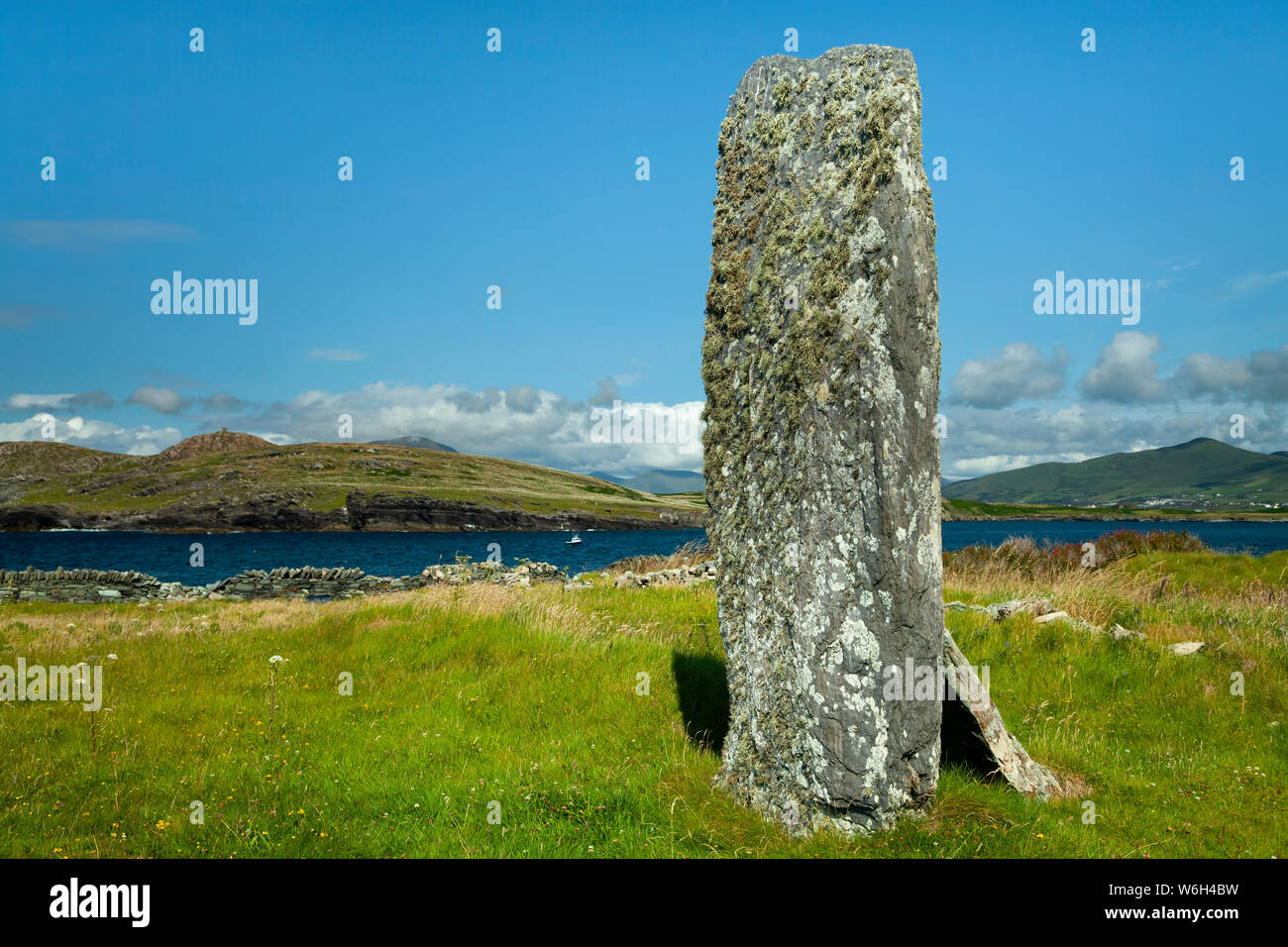 A tall stone structure on the grass field along the coast of Iveragh Peninsula, Ring of Kerry, Skellig Ring, Wild Atlantic Way Stock Photo