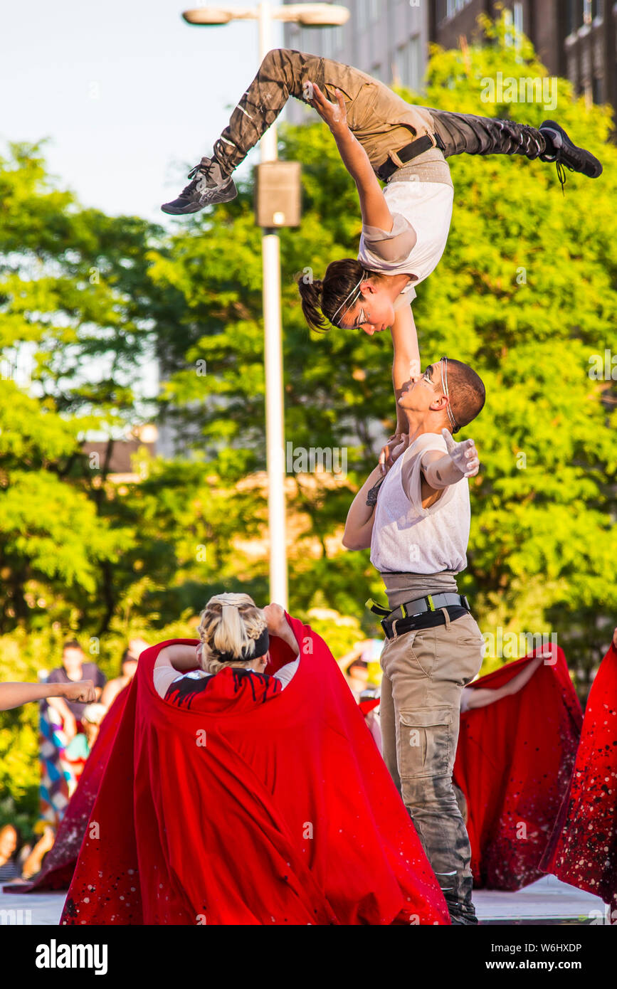 India performance acrobat group hi-res stock photography and images - Alamy