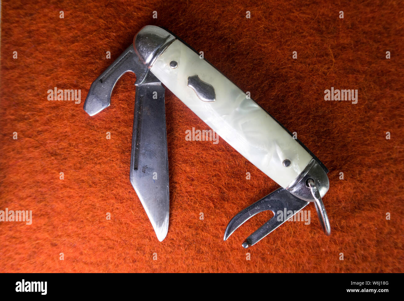 https://c8.alamy.com/comp/W6J18G/victorian-joseph-beal-and-sons-miniature-mother-of-pearl-knife-W6J18G.jpg